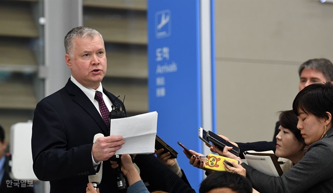 미국의 대북 실무협상을 이끄는 스티븐 비건 국무부 대북특별대표가 19일 인천국제공항을 통해 입국해 취재진의 질문에 답변하고 있다. 영종도=홍인기 기자