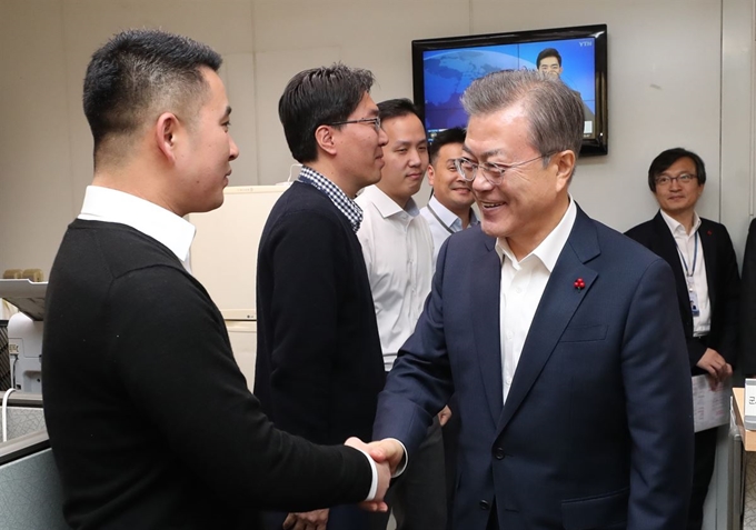 문재인 대통령이 20일 오전 서울 용산 국방부에서 열린 2019 업무보고를 마친 뒤 국방부 내 북한 정책을 총괄하는 북한 정책과를 찾아 직원들과 인사하고 있다. 연합뉴스