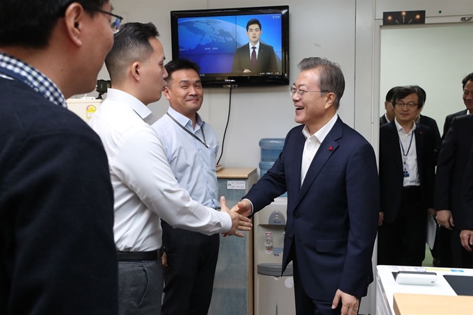 20일 오전 국방부 업무보고를 마친 문재인대통령이 국방부 내 대북정책을 총괄하는 부서인 북한정책과를 찾아 직원들을 격려하고있다.청와대사진기자단