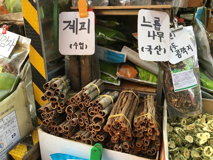 서울 동대문구 경동시장에 계피가 뭉텅이로 판매되고 있다. 이용재 제공