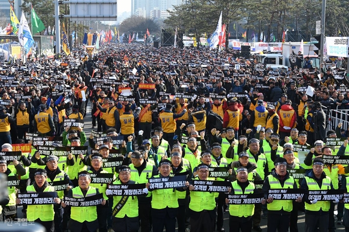 20일 오후 여의도 국회 앞에서 전국택시노조 등 택시 4개 단체 회원 주최로 열린 '카카오 카풀 반대 3차 집회'에서 참가자들이 구호를 외치고 있다. 배우한 기자