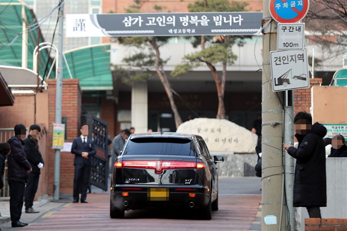 강릉 펜션사고로 세상을 떠난 대성고등학교 학생들의 발인이 엄수된 21일 오전 운구차량이 서울 은평구 대성고등학교로 향하고 있다. 뉴스1