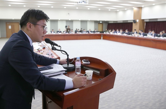 충남연구원 관계자가 지난 20일 도청에서 열린 경제상황점검회의에서 내년 경제상황진단결과를 발표하고 있다. 충남도 제공