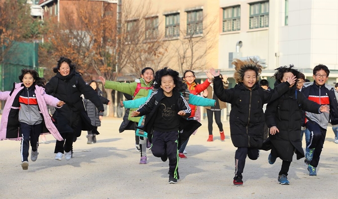 겨울방학이 시작된 21일 마포구 서울성서초등학교에서 어린이들이 즐거워하며 달려가고 있다. 연합뉴스