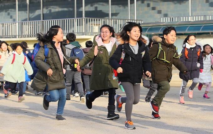 겨울방학이 시작된 21일 마포구 서울성서초등학교에서 방학식을 마친 뒤 어린이들이 즐거워하며 귀가하고 있다. 연합뉴스