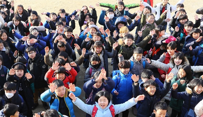 겨울방학이 시작된 21일 마포구 서울성서초등학교에서 어린이들이 "방학이다"를 외치며 즐거워하고 있다. 연합뉴스