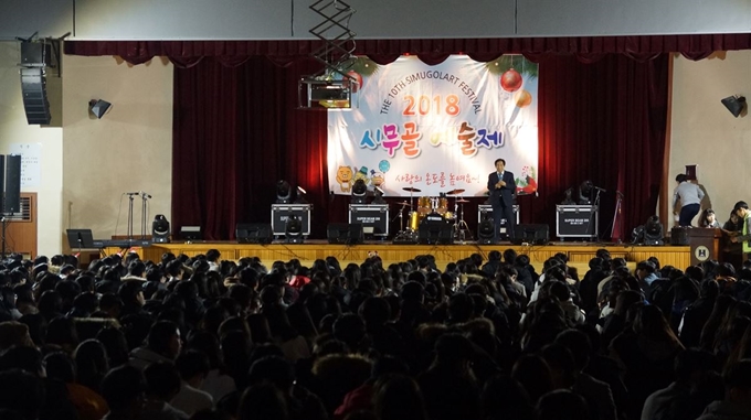 경북 구미시 형곡고등학교에서 10회 2018 시무골 예술제가 3층 대강당에서 열리고 있다. 김재현기자 k-jeahyun@hankookilbo.com