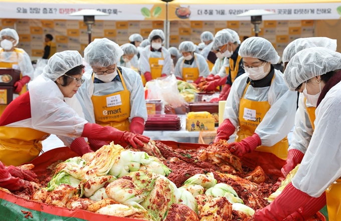 지난달 16일 이마트 임직원들이 서울 성동구자원봉사센터와 함께 희망의 김장김치 나눔 행사를 펼치고 있다. 신세계그룹 제공