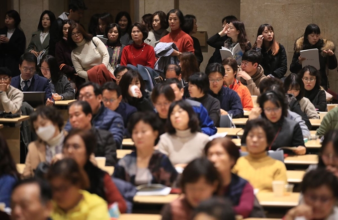 21일 오전 서울 송파구 한국광고문화회관에서 열린 제4차 국민연금 종합운영계획(안) 설명회에서 자리에 앉지 못한 참석자들이 서서 설명을 듣고 있다. 이번 설명회는 제4차 국민연금 종합운영계획의 배경과 취지, 내용을 알려 국민연금 종합운영 계획에 대한 올바른 이해와 제도개선의 공감대 형성을 위해 마련됐다. 연합뉴스