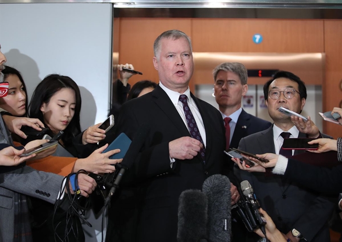 스티븐 비건 미국 국무부 대북특별대표가 21일 서울 종로구 외교부 청사 로비에서 한미 워킹그룹 2차 회의를 마친 뒤 취재진 질문에 답하고 있다. 연합뉴스