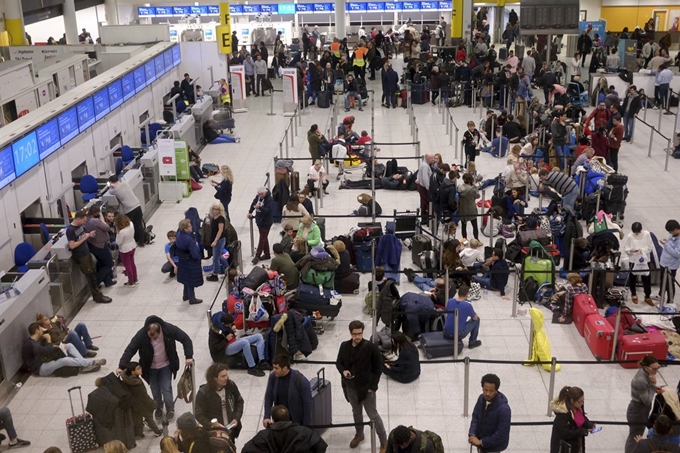 0영국 런던의 개트윅 공항 활주로에 드론이 출몰해 항공기 이착륙이 전면 중단된 가운데 20일(현지시간) 개트윅 공항 출국장에서 탑승객들이 대기하고 있다. AP 연합뉴스