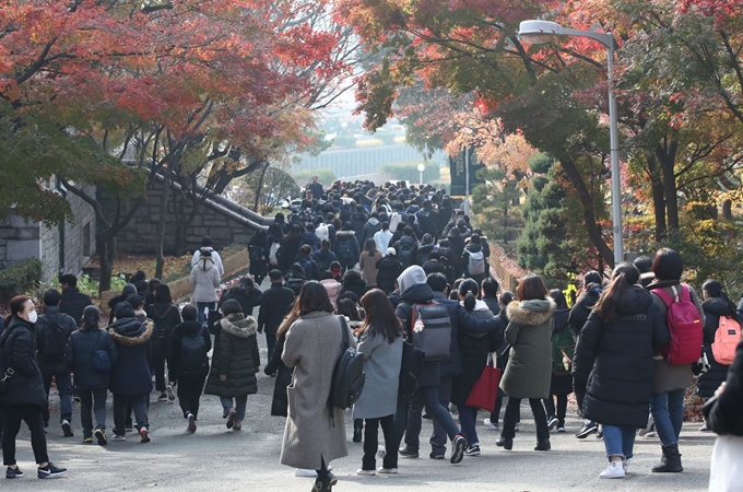 지난달 25일 서울 서대문구 이화여대에서 2019학년도 수시모집 논술고사를 치른 수험생들이 고사장에서 나와 귀가하고 있다. 연합뉴스