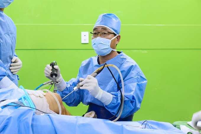 만성 퇴행성관절염 환자가 노인나눔의료재단의 도움을 받아 내시경을 이용한 무릎인공관절수술을 받고 있다. 노인의료나눔재단 제공