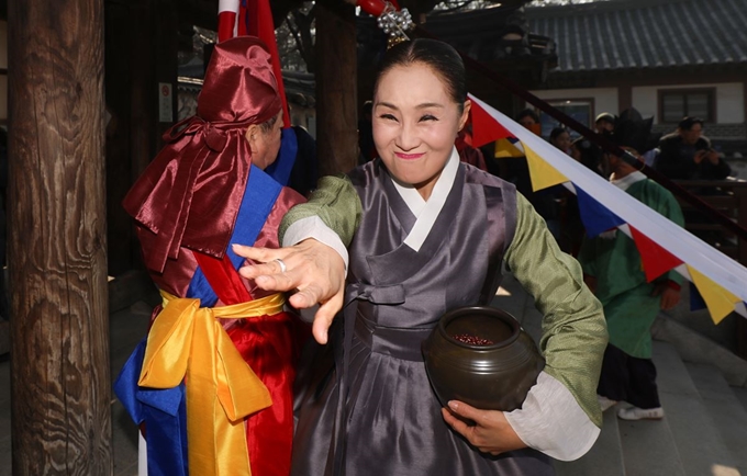 1년 중 밤이 가장 길다는 절기 '동지'인 22일 서울 중구 남산골한옥마을에서 팥을 뿌리며 잡귀를 쫓는 동지고사가 진행되고 있다. 뉴시스