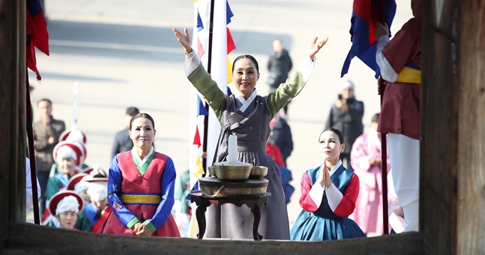 1년 중 밤이 가장 길다는 절기 '동지'인 22일 서울 중구 남산골한옥마을에서 팥을 뿌리며 잡귀를 쫓는 동지고사가 진행되고 있다. 뉴시스