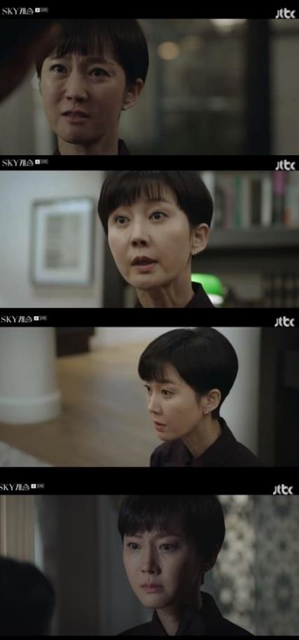 ‘SKY캐슬’ 이태란이 염정아 과거를 폭로했다.JTBC 방송 캡처