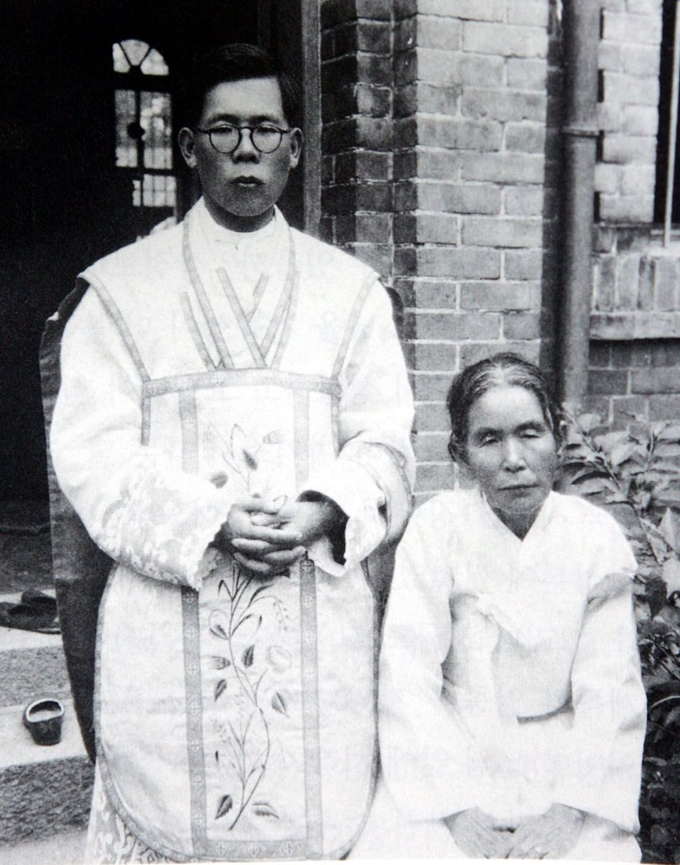 1951년 사제 서품을 받은 뒤 어머니와 사진을 찍은 김수환 추기경. 한국일보 자료사진