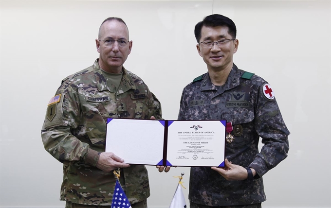 국군의무사령관인 안종성 장군이 지난 10일 미국 정부로부터 공로훈장(Legion of merit)을 받았다고 23일 전했다. 국방부 제공.