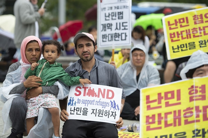 16일 오후 서울 종로 보신각 앞에서 국제앰네스티 한국지부, 난민인권센터 등이 주최한 '난민과 함께하는 행동의 날' 행사에서 집회 참가자들이 난민 혐오 반대, 난민 인권 개선, 난민 심사 조건 완화 등을 요구하고 있다.