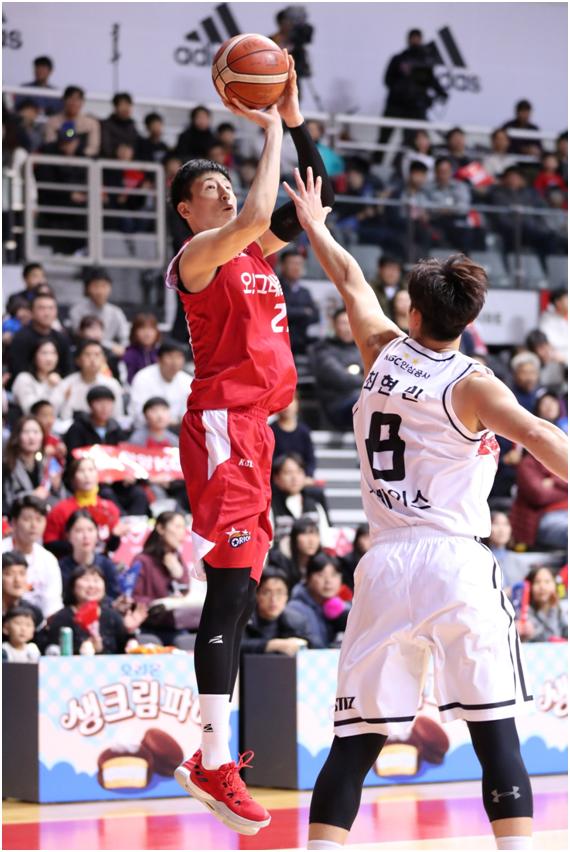 오리온 최진수가 23일 고양 KGC인삼공사전에서 중거리 슛을 하고 있다. KBL 제공