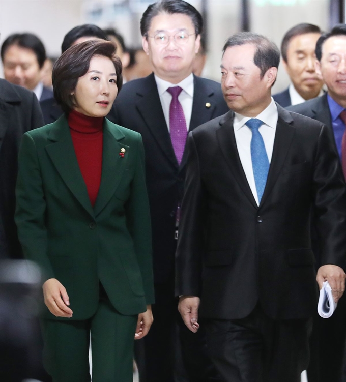 김병준(앞줄 오른쪽) 자유한국당 비상대책위원장과 나경원(앞줄 왼쪽) 원내대표가 24일 오전 국회에서 열린 비상대책위원회의에 입장하고 있다. 연합뉴스