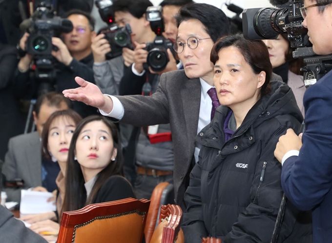 24일 국회 환경노동위원회 고용노동소위 회의장을 방문한 태안화력발전소 비정규직 하청업체 노동자 고 김용균씨 어머니 김미숙(오른쪽)씨가 환노위 소속 윤소하 정의당 원내대표의 안내를 받으며 인사하고 있다. 연합뉴스