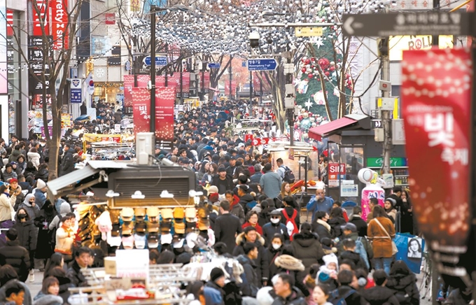 크리스마스를 이틀 앞둔 23일 서울 중구 명동 거리가 시민과 관광객들로 붐비고 있다. 연합뉴스