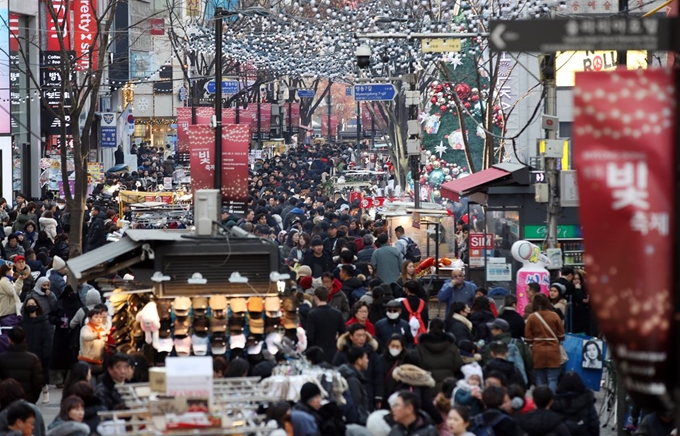 크리스마스를 이틀 앞둔 23일 서울 중구 명동 거리가 시민과 관광객들로 붐비고 있다. 연합뉴스