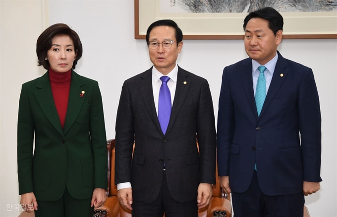 여야 교섭단체 3당 원내대표가 24일 국회에서 열린 임시국회 안건 처리 관련 회동에 참석해 기념 촬영을 하고 있다. 왼쪽부터 나경원 자유한국당 원내대표, 홍영표 더불어민주당 원내대표, 김관영 바른미래당 원내대표. 오대근 기자