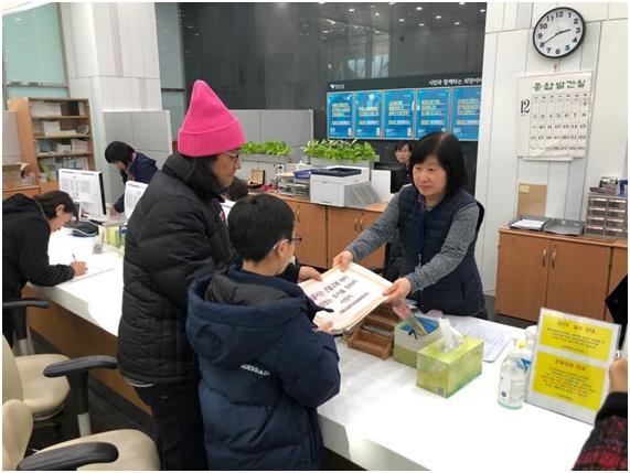 해양동물보호단체 핫핑크돌핀스 조약골 대표(왼쪽)과 핫핑크돌핀스 회원인 초등학교 3학년 윤건우 군이 “서울시가 큰돌고래 태지에 책임 있는 조치를 취해야 한다”는 데 동의한 서명지를 서울시에 전달하고 있다. 핫핑크돌핀스 제공