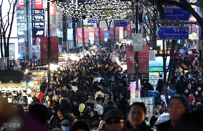 크리스마스 이브인 24일 서울 명동거리가 많은 시민들로 북적이고 있다. 서재훈 기자