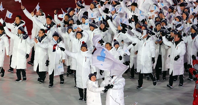 지난 2월 9일 오후 강원 평창 올림픽스타디움에서 열린 2018 평창동계올림픽 개막식에서 남북 선수단이 한반도기를 앞세워 동시 입장하고 있는 모습. 연합뉴스