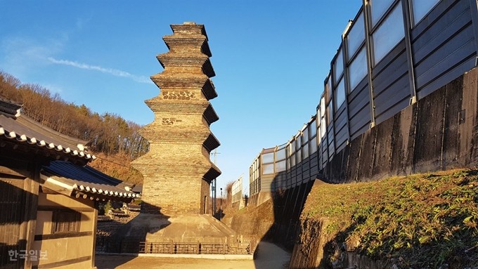 경북 안동시 법흥사지 칠층전탑이 철길 쪽으로 기울어져 있어 안전문제가 제기되고 있다. 류수현기자