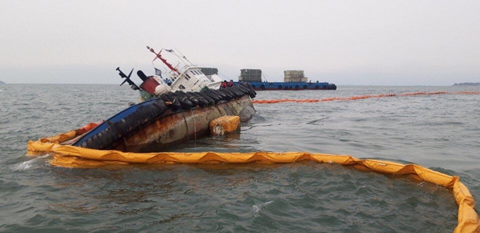 25일 오전 충남 보령시 장고도 서쪽 3㎞ 해상에서 암초에 걸려 좌초된 53톤급 예인선. 보령해경 제공