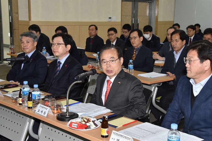 24일 오후 김해중소기업 비즈니스센터에서 열린 국토교통부의 김해신공항 기본계획에 대한 ‘부ㆍ울ㆍ경 동남권 관문공항 검증단’의 중간보고회 모습. 부산시 제공