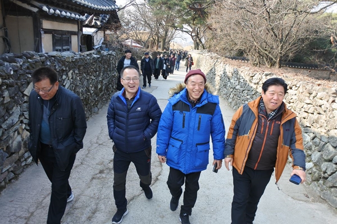 사람이 실제 살고 있는 '살아있는 박물관' 외암마을 골목을 돌며 즐거워하고 있다. 이준호 기자