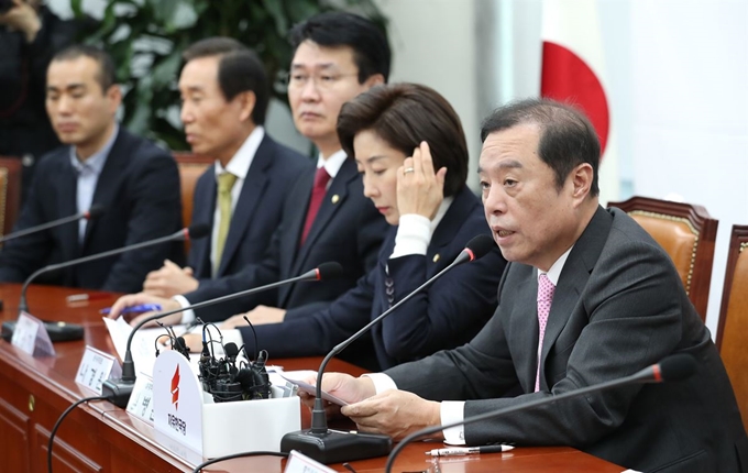 자유한국당 김병준 비상대책위원장(오른쪽)이 26일 오전 국회에서 열린 비상대책위원회-중진의원 연석회의에서 발언하고 있다. 연합뉴스.