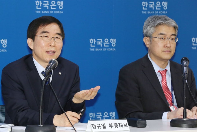 26일 오전 서울 중구 한국은행 본부 브리핑룸에서 열린 ‘2019년 이후 물가안정목표 설정 설명회’에서 정규일(왼쪽) 부총재보가 취재진 질문에 답하고 있다. 오른쪽은 나승호 물가연구팀장. 연합뉴스