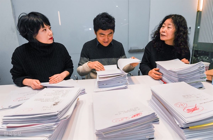 한국일보 신춘문예 시 부문 심사위원인 김민정(왼쪽부터) 서효인 황인숙 시인이 지난해 12월 서울 중구 세종대로 한국일보에서 응모작을 두고 의견을 나누고 있다. 류효진 기자