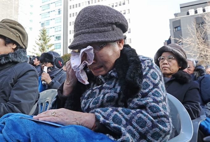 26일 서울 용산구 경찰청인권센터 열린 남영동 대공분실 이관식에서 민주화 운동 중 희생된 김성수 열사의 모친 전영희씨가 눈물을 흘리고 있다. 연합뉴스