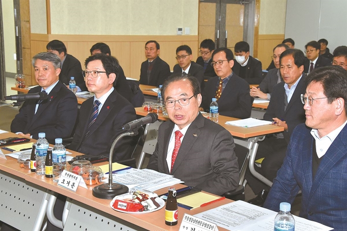 지난 24일 오후 김해 중소기업비즈니스센터에서 열린 국토부 김해신공항 기본계획에 대한 ‘부ㆍ울ㆍ경 동남권 관문공항 검증단’의 중간보고회 모습. 부산시 제공