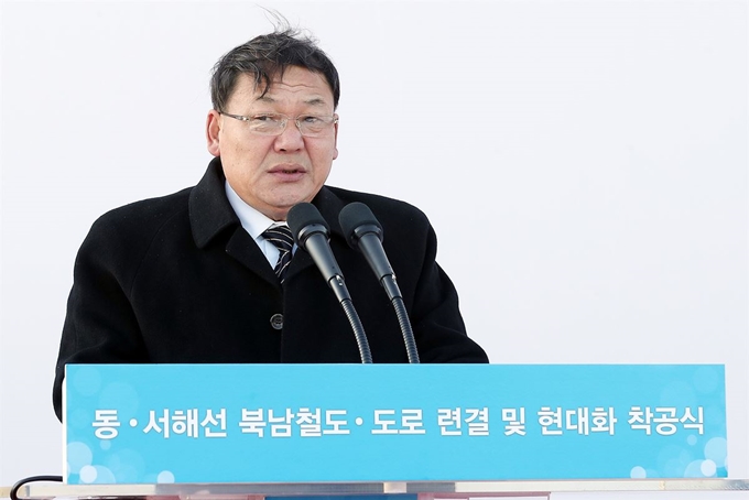 김윤혁 북한 철도성 부상이 26일 오전 개성 판문역에서 열린 남북 철도ㆍ도로 연결 및 현대화 착공식에서 기념사를 하고 있다. 사진공동취재단