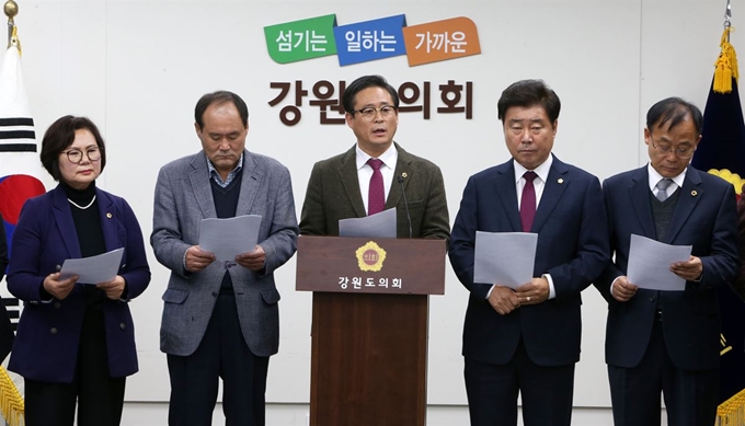 자유한국당 소속 강원도의원들이 4일 오후 도의회 세미나실에서 기자회견을 열고 강원도가 추진하는 매월 70만원의 육아수당 등에 대한 재고를 촉구했다. 연합뉴스