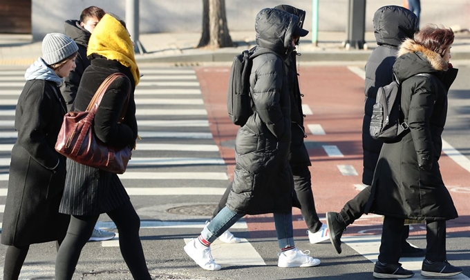 전국적으로 최강 한파가 몰아친 27일 서울 종로구 북촌 일대에서 관광객들이 두꺼운 옷을 입고 발길을 재촉하고 있다. 연합뉴스