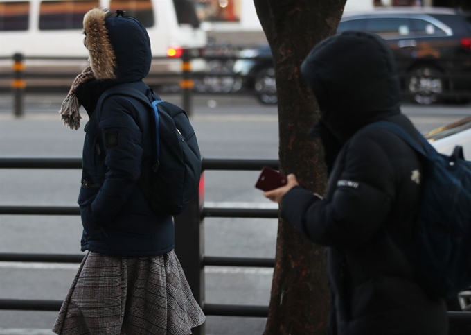 강력한 한파가 몰아친 27일 오전 경기도 수원시 팔달구 수원역에서 출근길 시민들이 발걸음을 재촉하고 있다. 연합뉴스