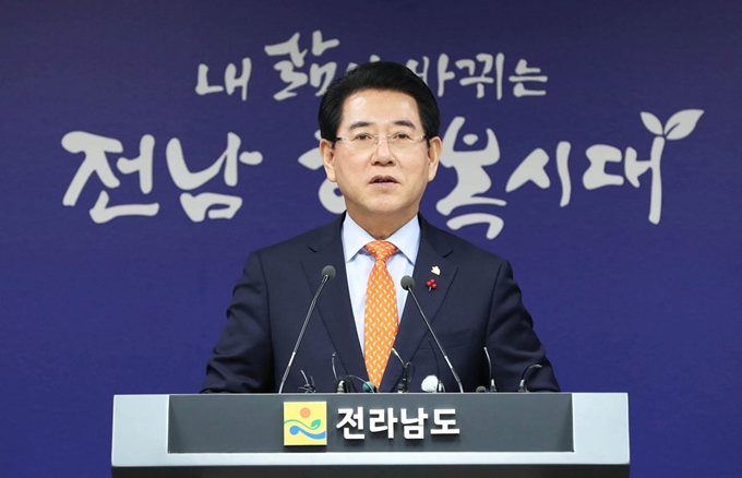 27일 김영록 전남지사가 도청 브리핑룸에서 송년기자회견을 갖고 있다. 전남도청 제공