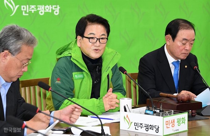 [저작권 한국일보]정동영(가운데) 민주평화당 대표가 27일 오전 국회에서 열린 의원총회에 발언을 하고 있다. 홍인기 기자