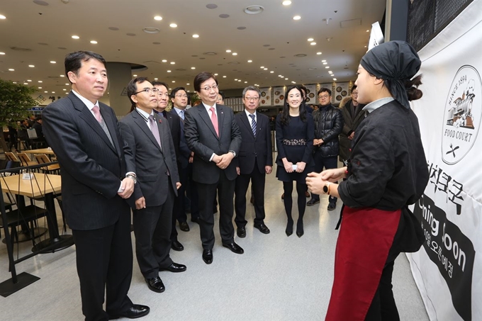 전만경(왼쪽 두번째) 한국철도시설공단 부이사장이 27일 옛 서울역사에 들어선 청년푸드창업지원센터 '칙칙쿡쿡' 개소식에서 청년창업가로부터 설명을 듣고 있다. 철도시설공단 제공