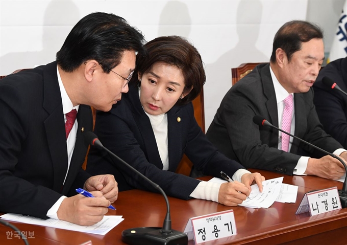 자유한국당 연석회의 김병준(오른쪽) 자유한국당 비상대책위원장이 26일 오전 서울 여의도 국회에서 열린 비상대책위원회-중진의원 연석회의에 모두 발언을 하는 가운데 나경원 원내대표와 정용기 정책위원장이 귀엣말을 하고 있다. 홍인기 기자