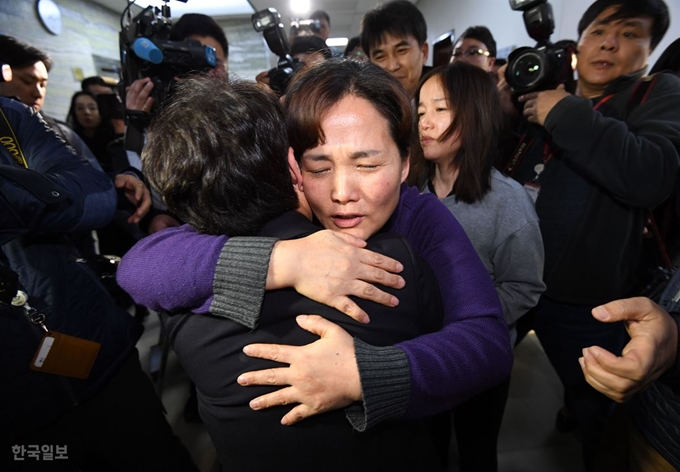 27일 오후 국회 환경노동위원회 여야 단체교섭 3당이 산업안전보건법에 합의한 가운데 고 김용균씨의 어머니 김미숙씨가 임이자 자유한국당 위원장을 껴안으며 기뻐하고 있다. 홍인기 기자